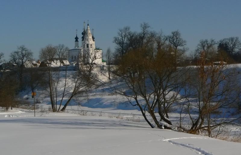 Стоящий на высоком берегу Каменки Александровский женский монастырь, по преданию, был основан в 1240г. Александром Невским.