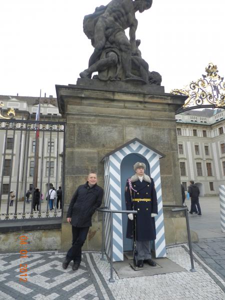 На Гродчанской площади помогаю охранять резиденцию президента Чехии