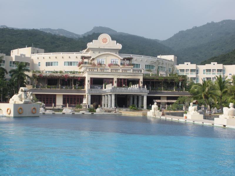 Вид на отель со стороны бассейна