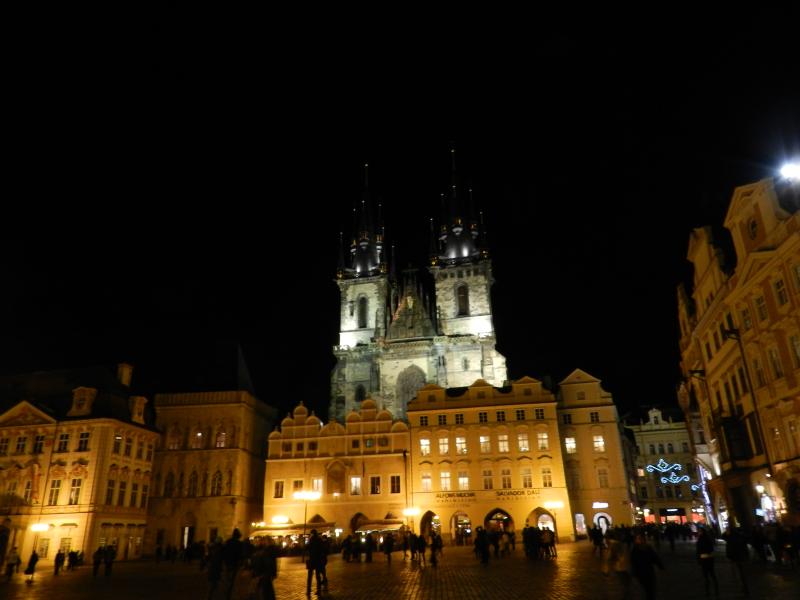 Староместская площадь и храм Девы Марии перед Тыном (в центре фото )