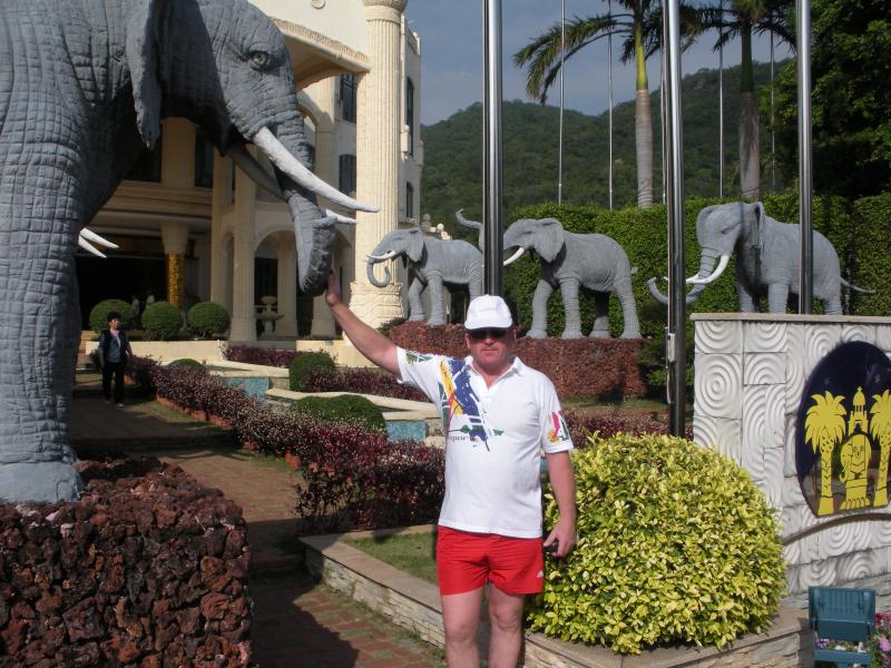 Слоны у входа в отель