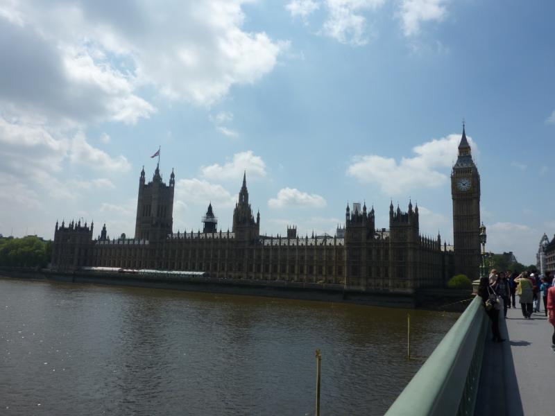 Вот они достопримечательности Лондона : Дом парламента и часы Биг Бен.