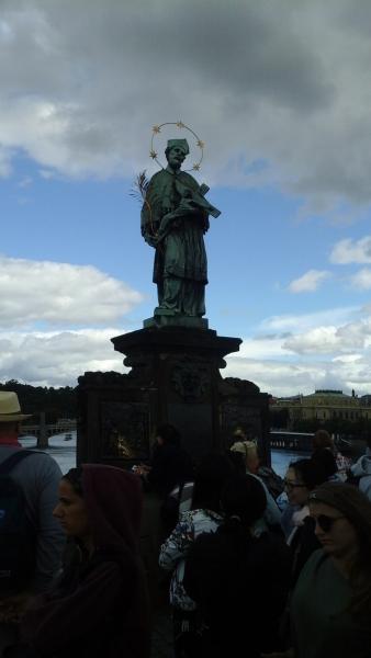 Прага. Памятник святому Яну Непомуцкому, исполняющему духовные желания