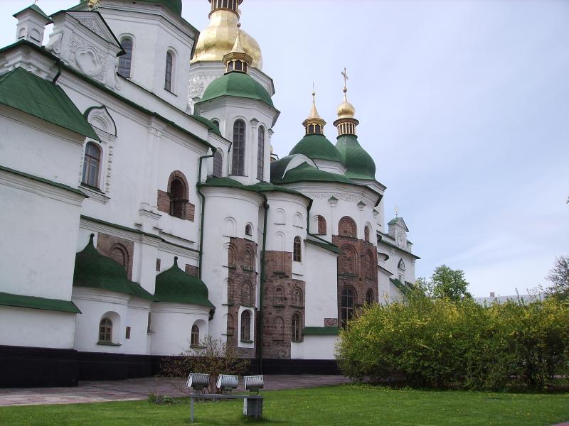 Софийский собор (на соборной территории - тишина и благолепие, даже не верится, что за стенами шумит город!)