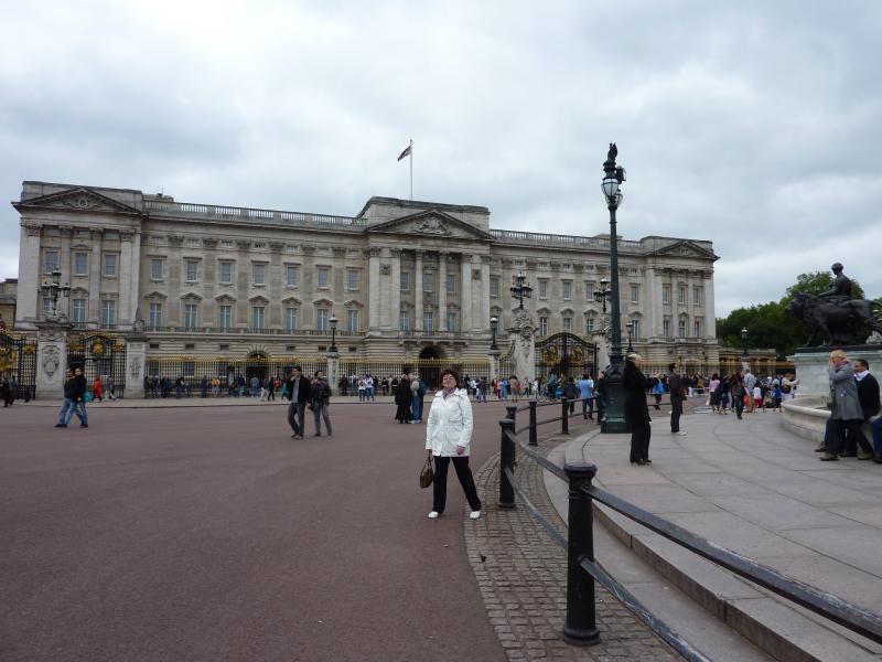 Букингемский дворец. Развевающийся флаг говорит о том, что Ее величество королева Елизаветы  II находится во дворце.