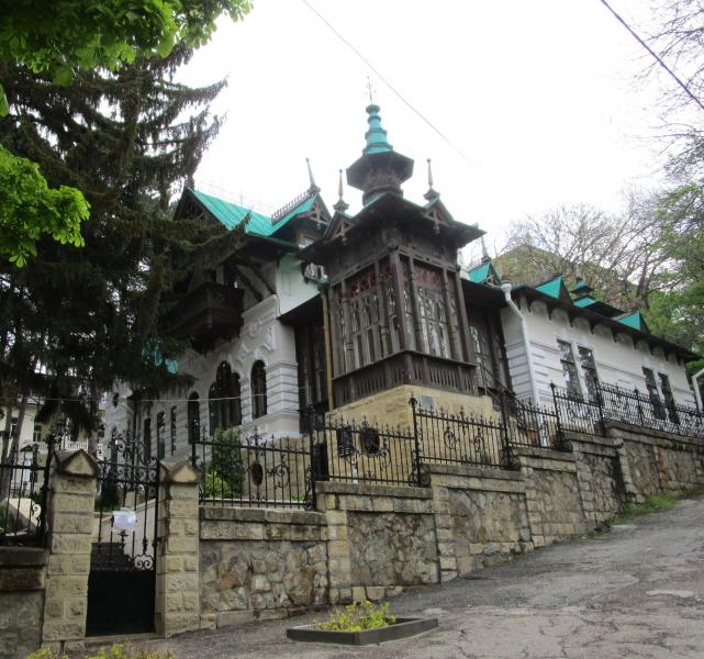 В Кисловодске, недалеко от вокзала,  расположен особняк в стиле модерн постройки 1903 года.
Сейчас в нём располагается  музей "Дача Шаляпина".