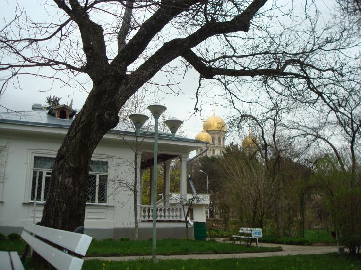 Музей-усадьба художника Ярошенко - Белая вилла. На заднем плане Свято-Никольский собор