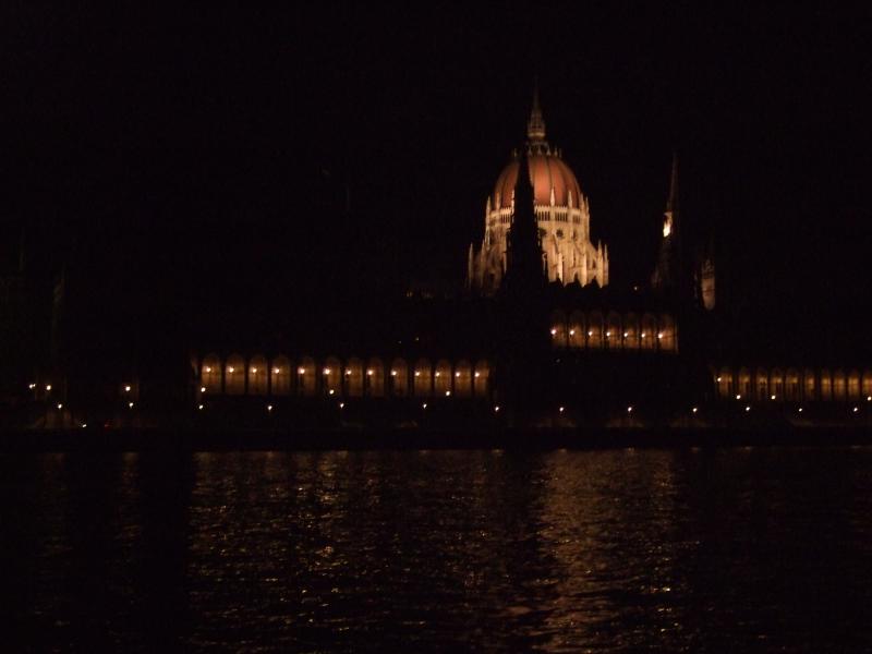 Прогулка на кораблике по ночному Будапешту.