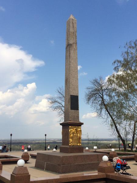 Обелиск Минину и Пожарскому.
Был поврежден при перевозке.