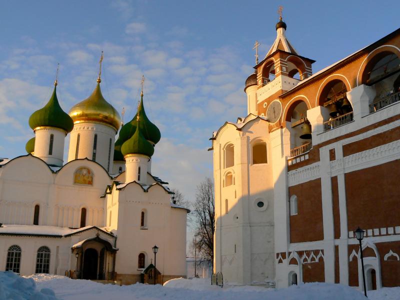 Спасо-Преображенский собор (XVI-XIXвв.) и  Звонница (XVI-XVIIвв.).