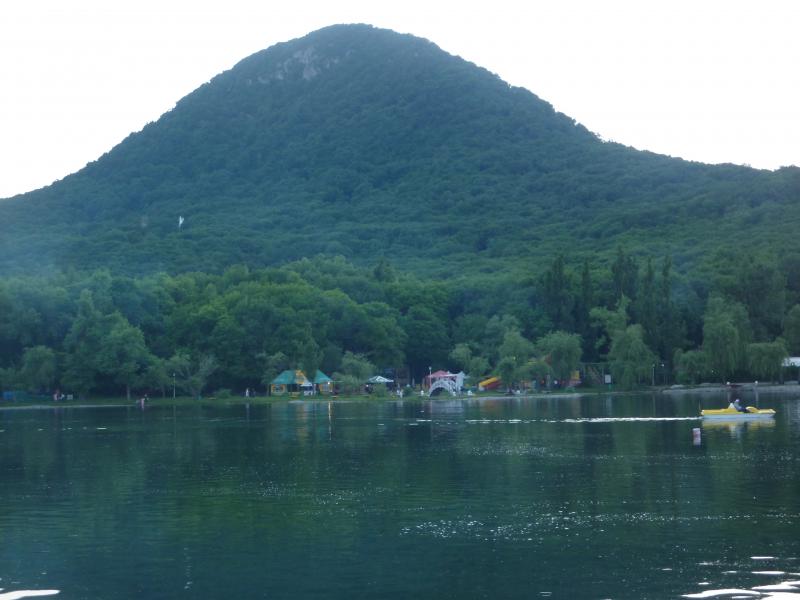 озеро у санатория "30 лет Победы", у подножья горы Железной