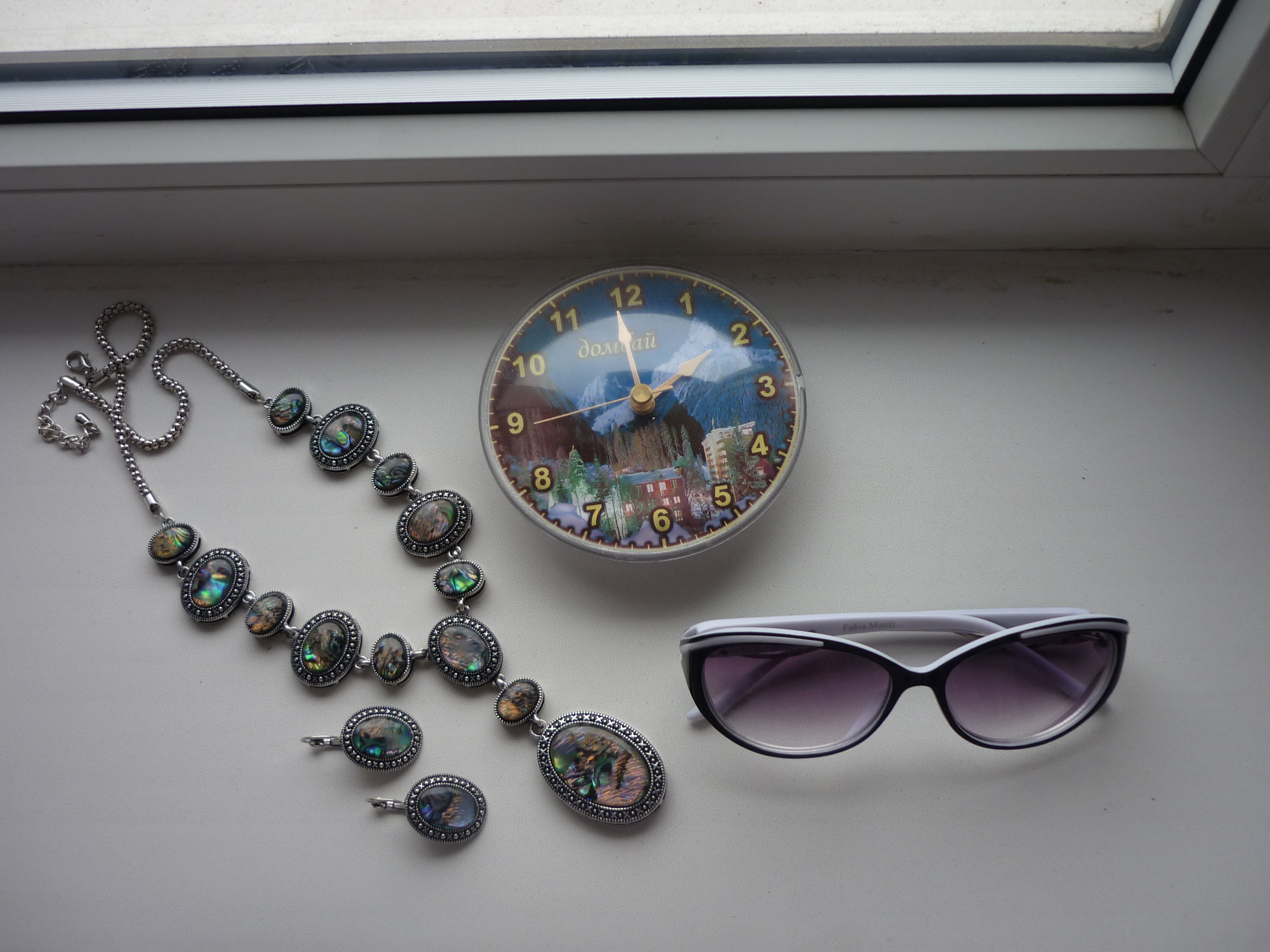 Комплект колье и серьги, очки с диоптриями из Кисловодска, Часы на магните для холодильника из Железноводска.