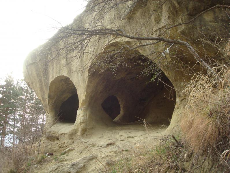 Пещеры от выветривания на тропе Косыгина