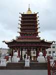 Пагода "7 дней" на центральной площади с молитвенным барабаном, подаренным монахами тибетского монастыря