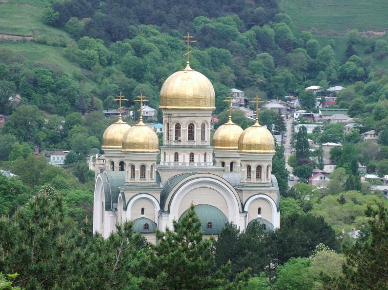 Вид на  Свято-Никольский собор из парка.