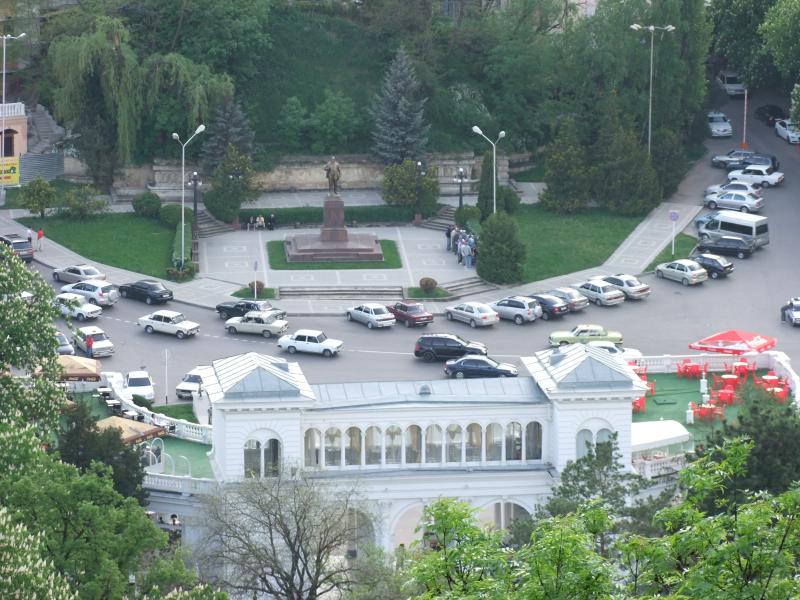 Колоннада и памятник Ленину.