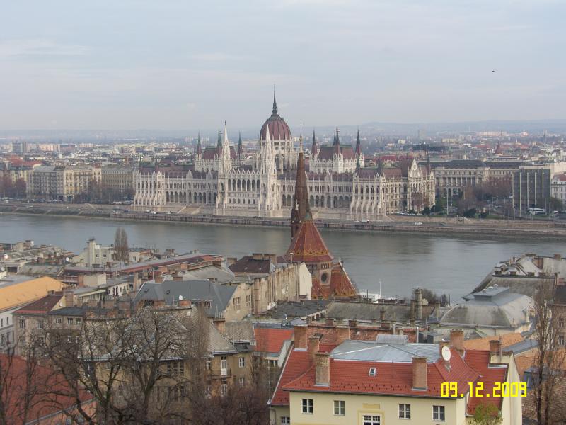 Будапешт - Вид  ( с Буды на Пешт )  на Парламент со смотровой площадки  рыбацкого бастиона Будайского дворца