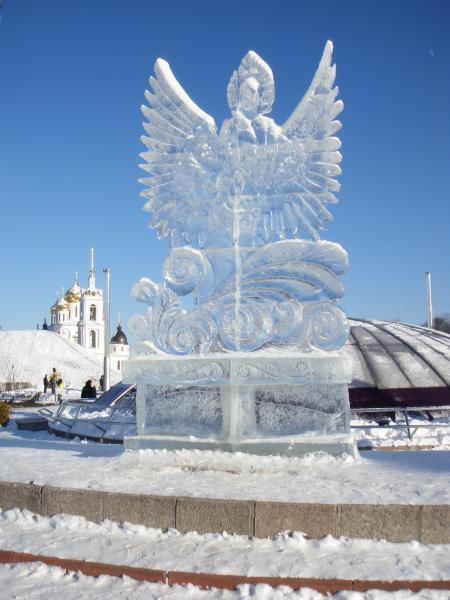 Ледовые скульптуры на площади. Царевна лебедь.