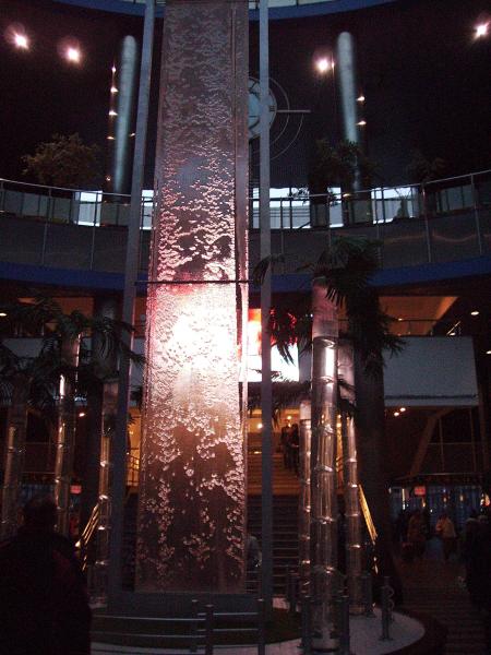 Фонтан Южного железнодорожного вокзала г.Киева (ранне утро 07 мая 2011 года)