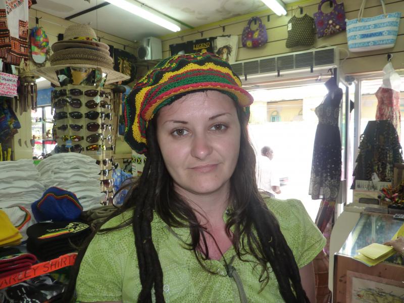 в местной лавке на Ямайке примеряю шапку-растаманку:))