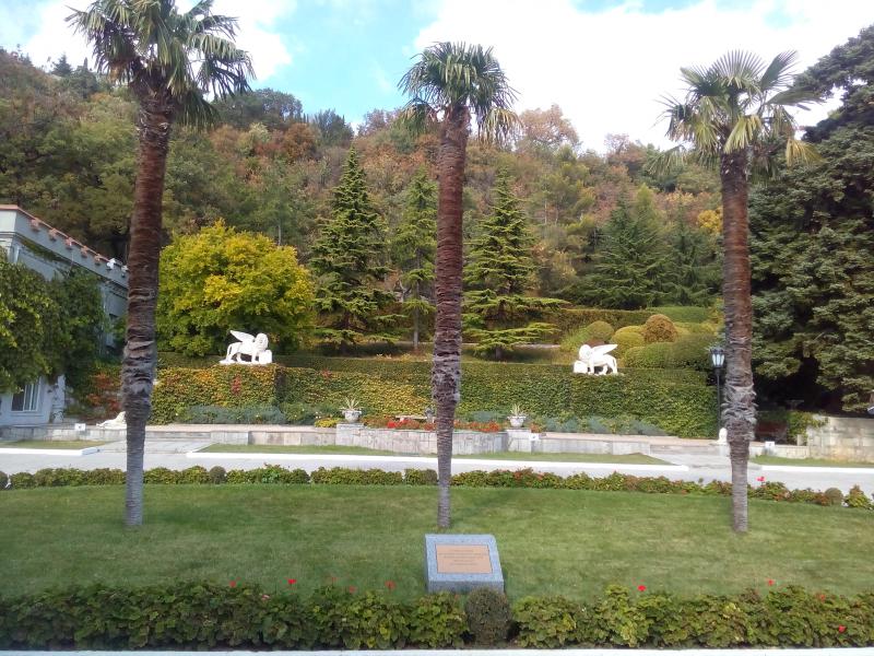 Юсуповский парк. Перед главным входом во дворец растут 3 пальмы, посаженные в честь Черчилля, Рузвельта и Сталина в 1944 году