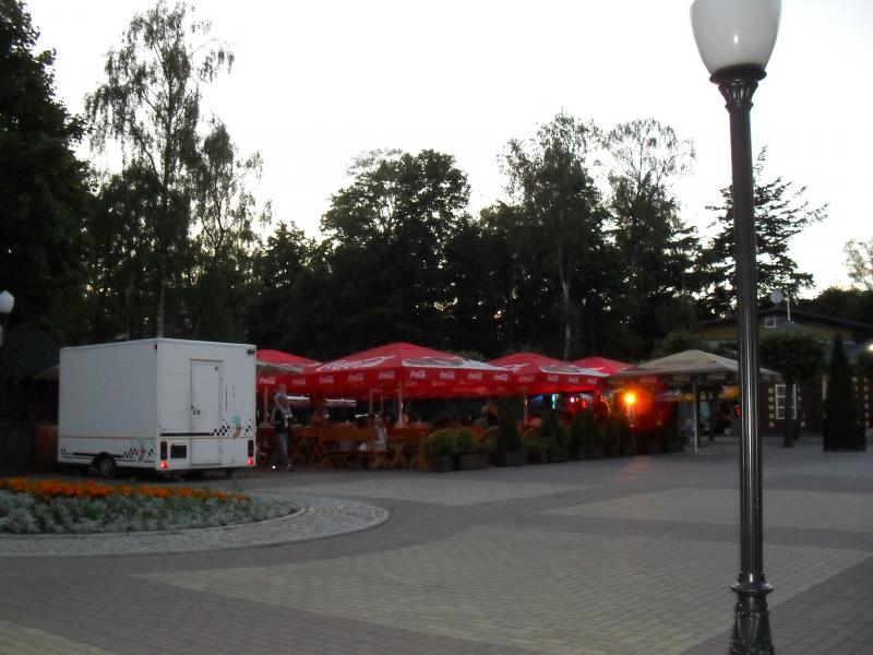 Кафе на проминаде, там неплохой шашлык и музыка