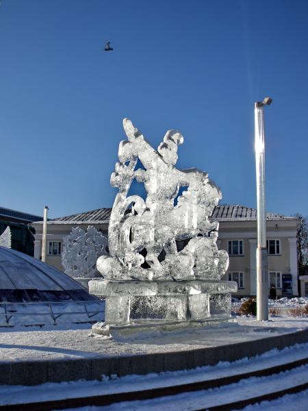 Ледовые скульптуры на площади. В погоне за птицей счастья.