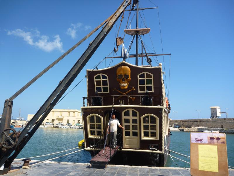 пиратский корабль на причале в Ретимно