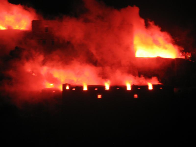 ритуальное "сожжение" Арагонского замка в завершение праздника св. Анны