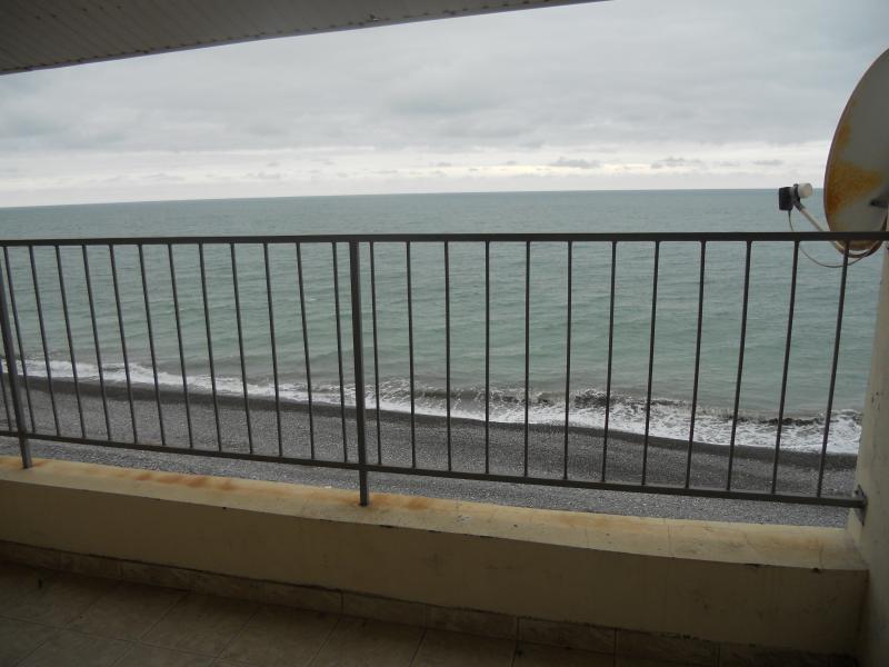 вид с балкона на пляж